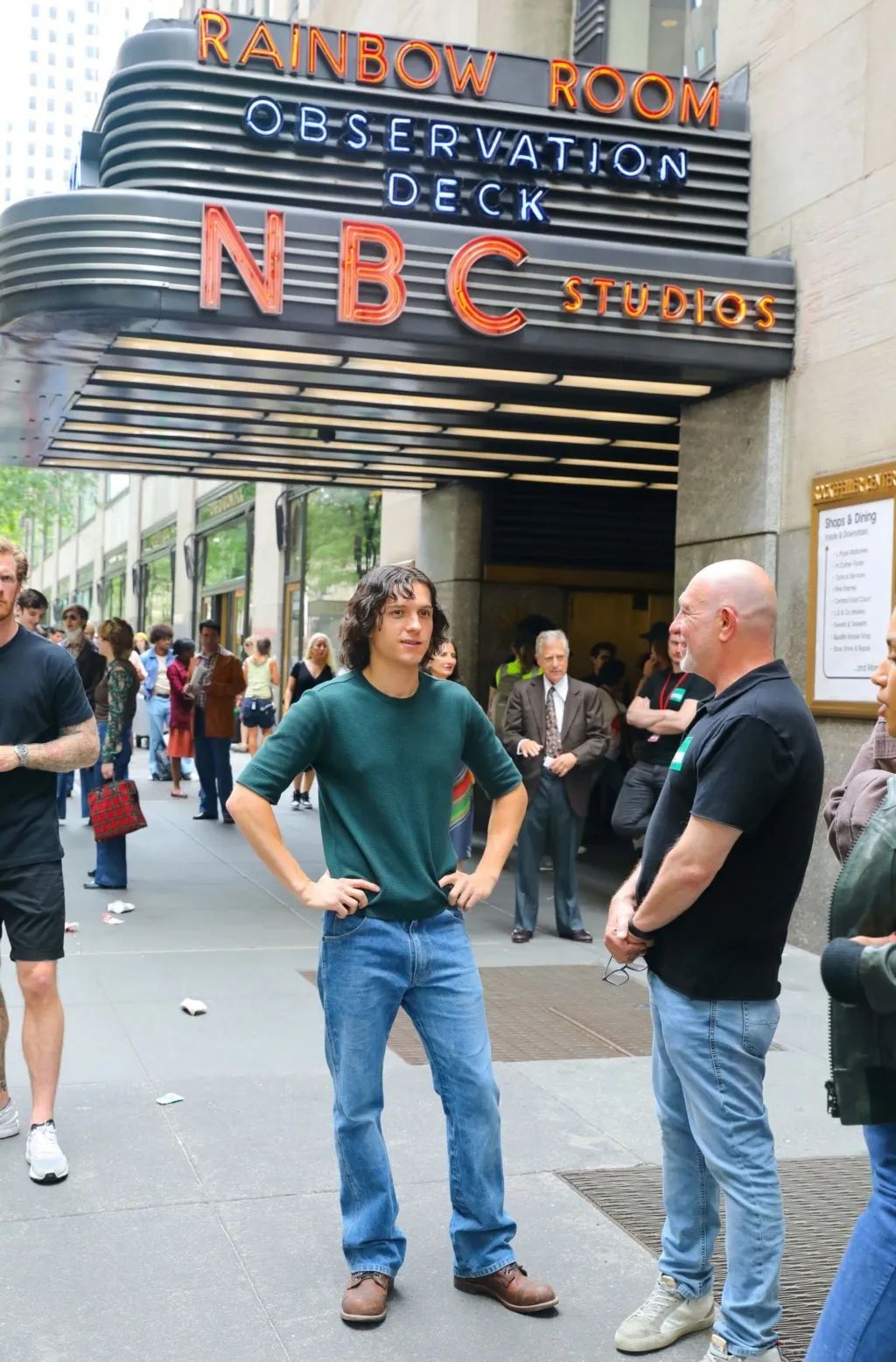 男星街拍 | 坎爷坐路边等车表情忧桑，丁禹兮的眼神看起来好干净诶