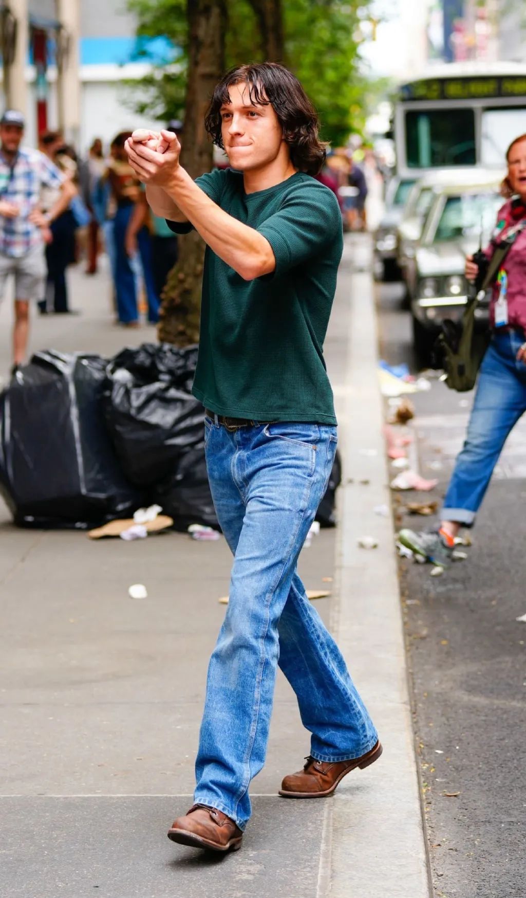 男星街拍 | 坎爷坐路边等车表情忧桑，丁禹兮的眼神看起来好干净诶