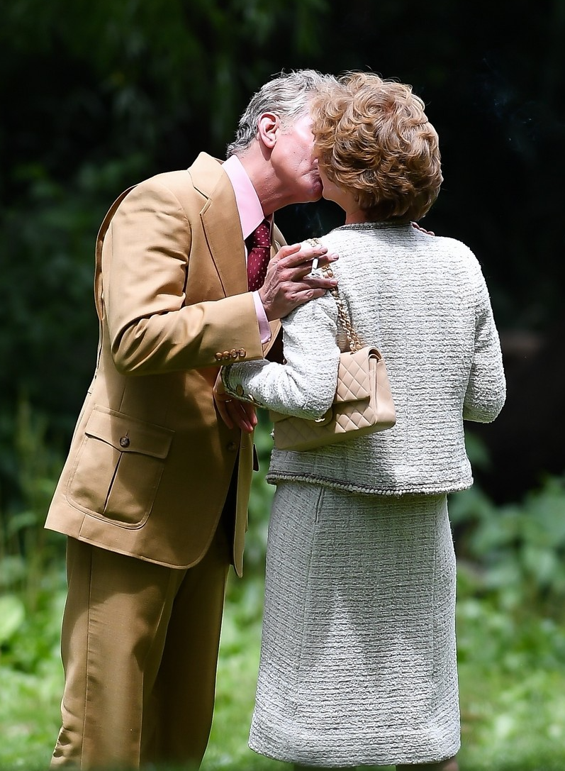 男星街拍 | 坎爷坐路边等车表情忧桑，丁禹兮的眼神看起来好干净诶