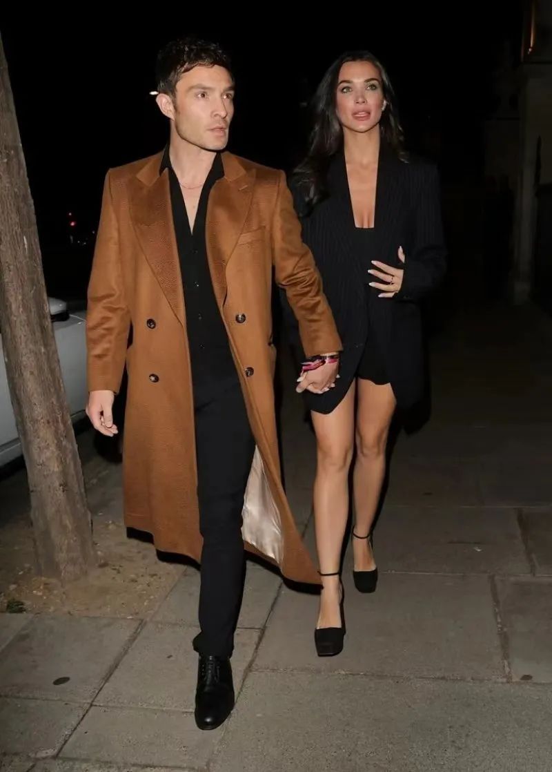 男星街拍 | 坎爷坐路边等车表情忧桑，丁禹兮的眼神看起来好干净诶