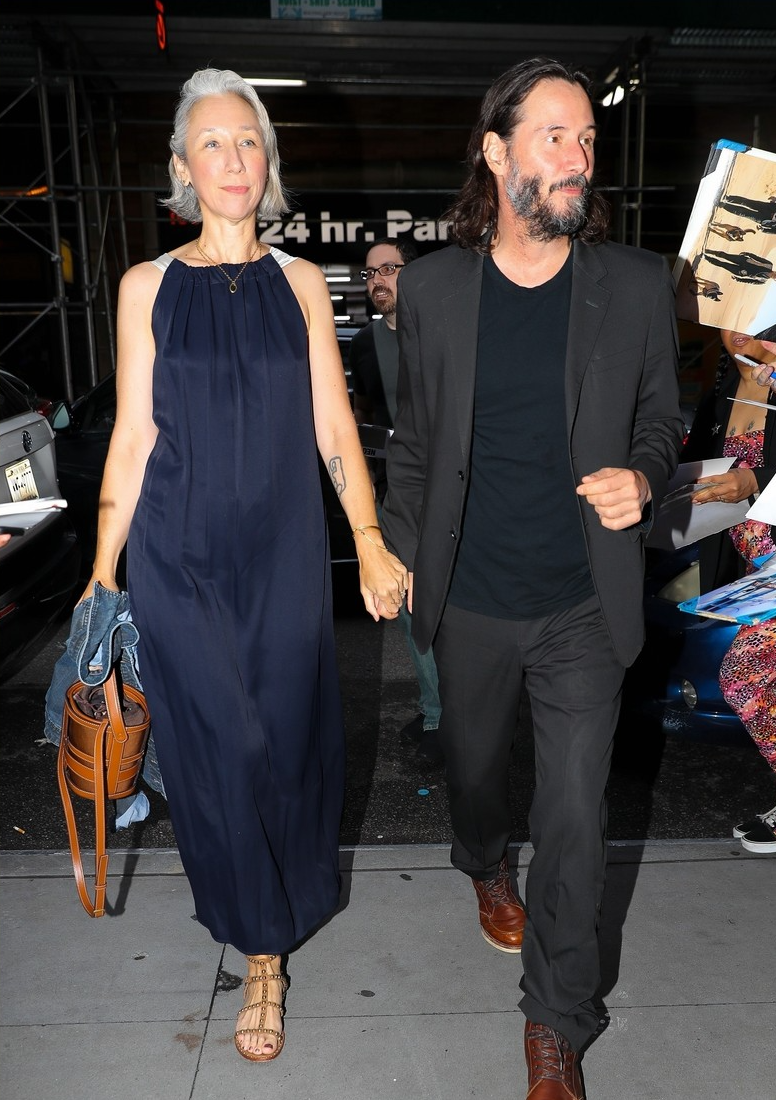 男星街拍 | 坎爷坐路边等车表情忧桑，丁禹兮的眼神看起来好干净诶