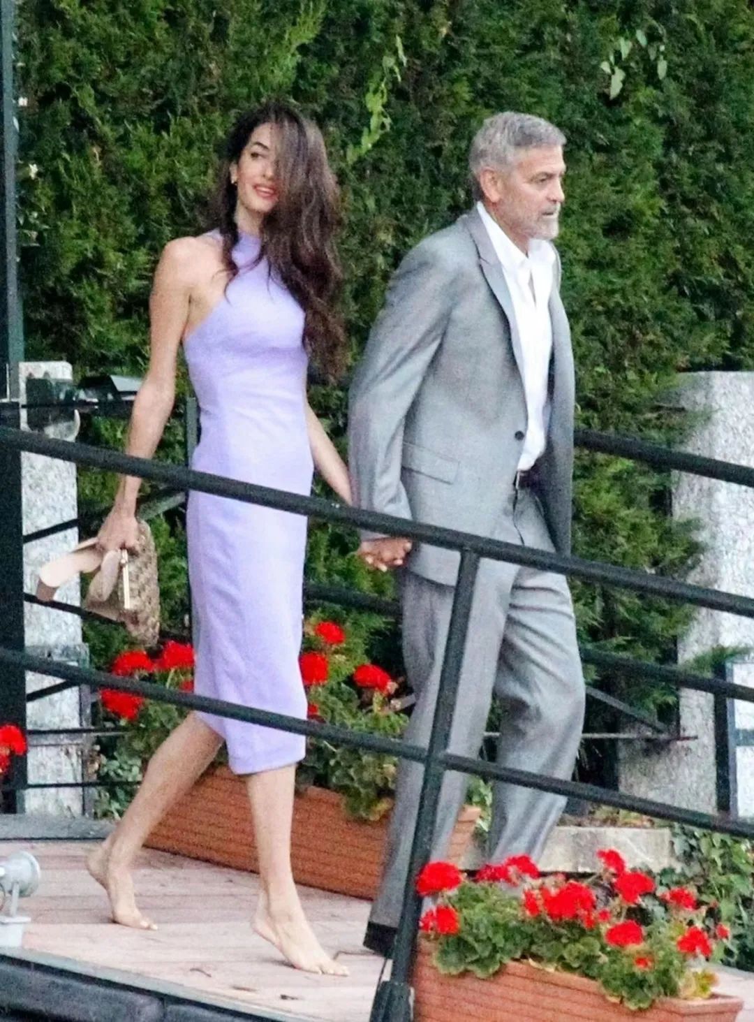 男星街拍 | 坎爷坐路边等车表情忧桑，丁禹兮的眼神看起来好干净诶