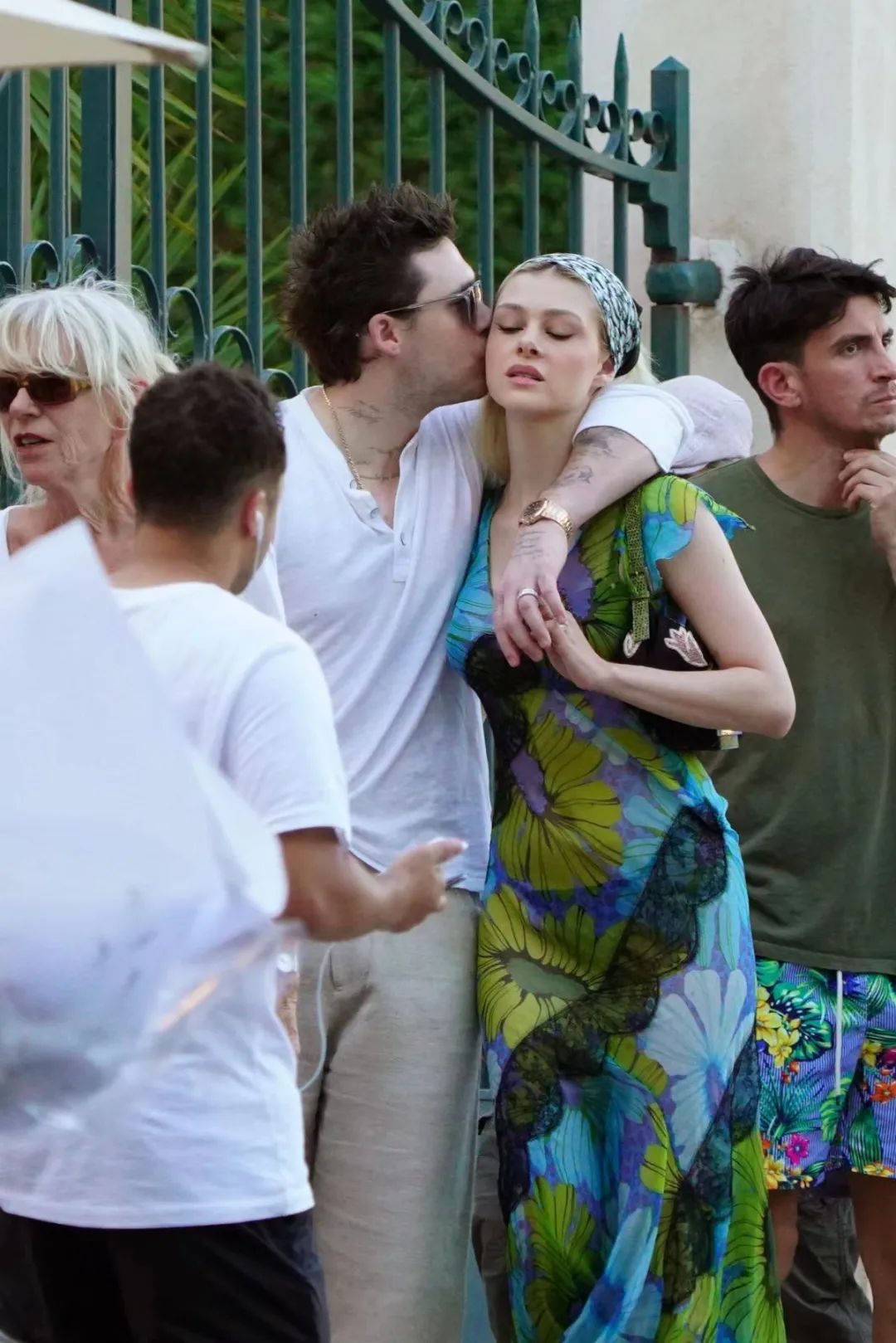 男星街拍 | 坎爷坐路边等车表情忧桑，丁禹兮的眼神看起来好干净诶