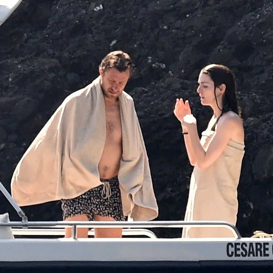 男星街拍 | 坎爷坐路边等车表情忧桑，丁禹兮的眼神看起来好干净诶