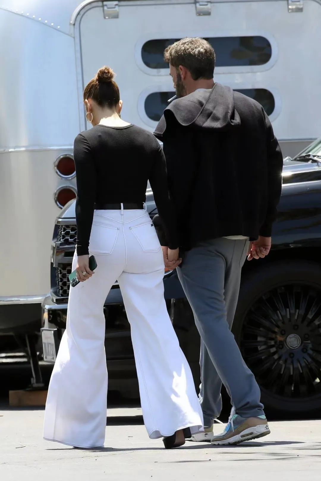 男星街拍 | 坎爷坐路边等车表情忧桑，丁禹兮的眼神看起来好干净诶