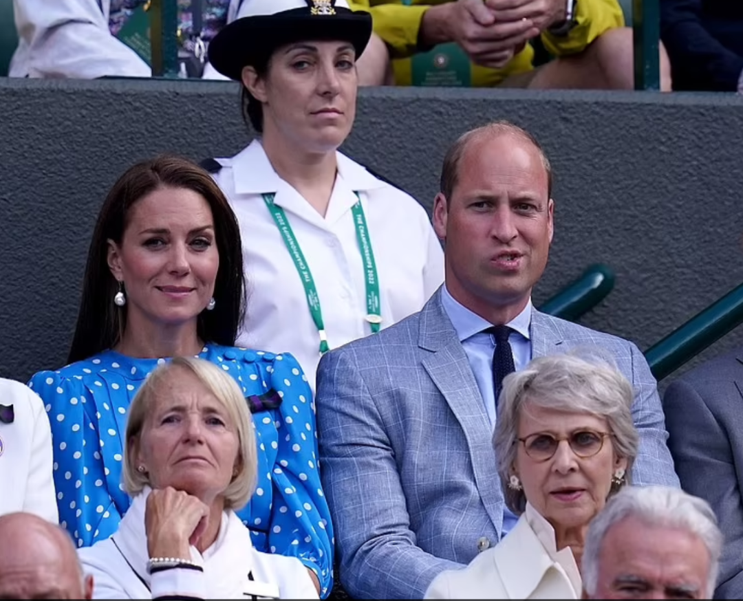 男星街拍 | 坎爷坐路边等车表情忧桑，丁禹兮的眼神看起来好干净诶
