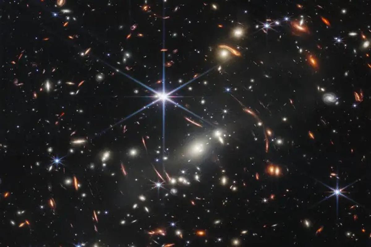 韦伯空间望远镜首张全彩图像公布，距地球46亿光年