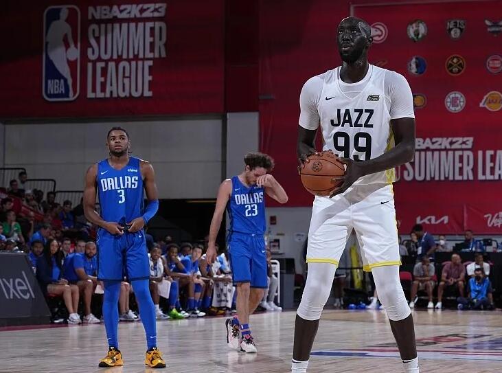 夏联战报爵士8382独行侠哈迪14分5助攻法尔1215