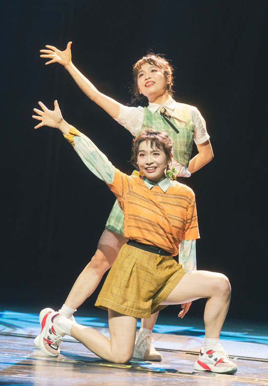 家庭音乐剧《天生一对》中文版首演成功