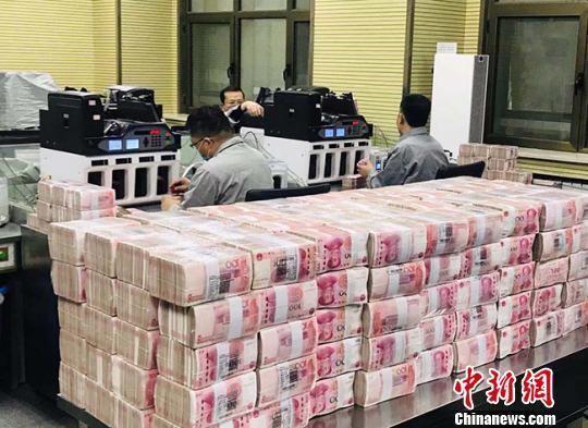 上半年住戶存款增加超10萬億元，為啥國人更愛存錢了？