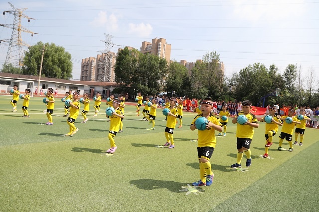 鞍山哪里踢足球比赛(2022年鞍山市小学生校园足球联赛铁西分赛区暨铁西区第八届“区长杯”校园足球联赛在黎明分校举行)