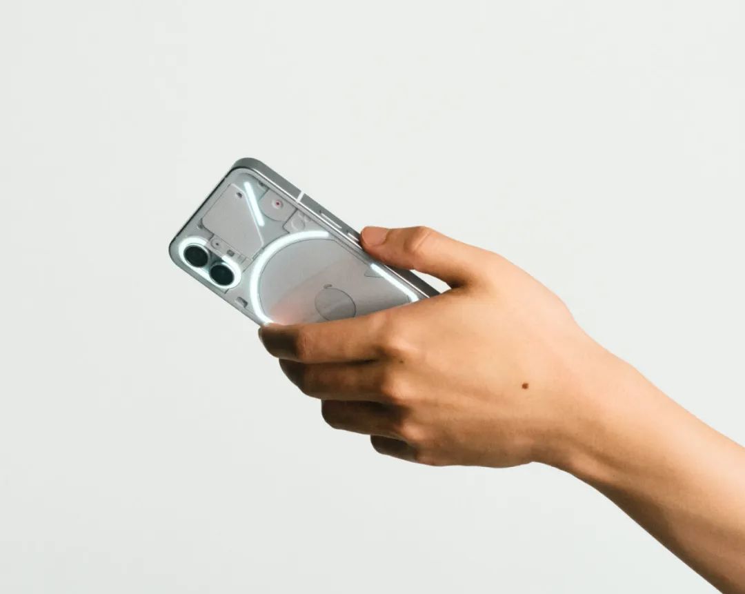 这台「啥也不是」手机，是机圈颜王还是智商税？