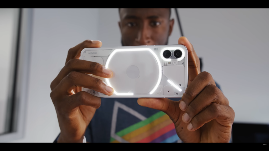 这台「啥也不是」手机，是机圈颜王还是智商税？