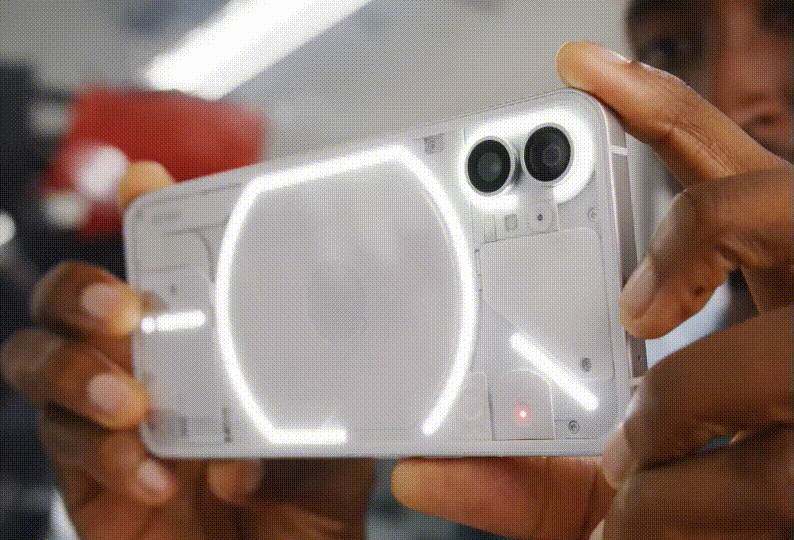 这台「啥也不是」手机，是机圈颜王还是智商税？