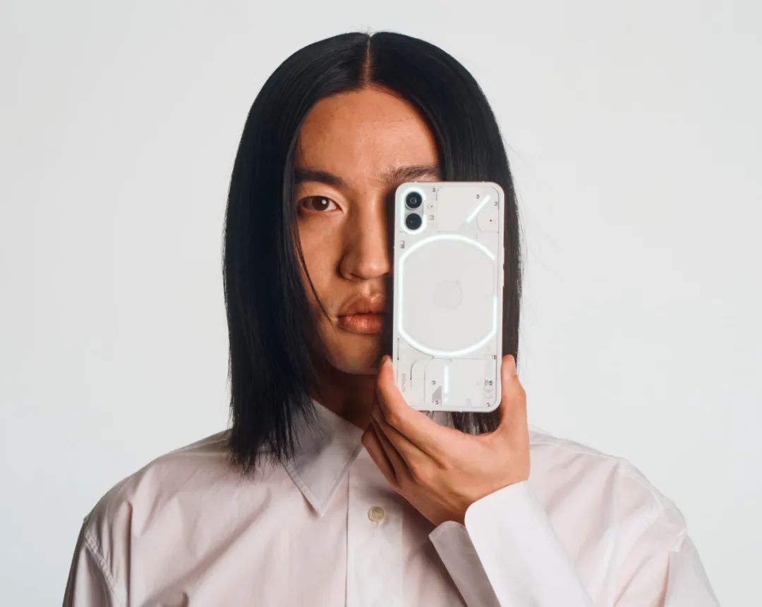 这台「啥也不是」手机，是机圈颜王还是智商税？