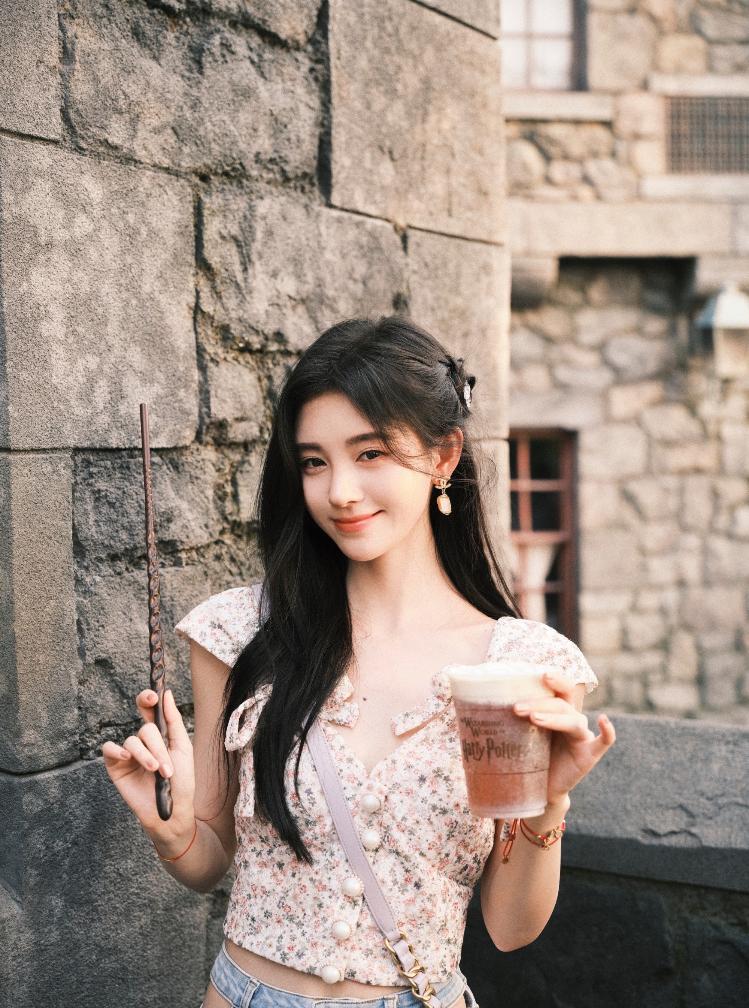 魔法少女!鞠婧祎畅玩环球影城晒美照