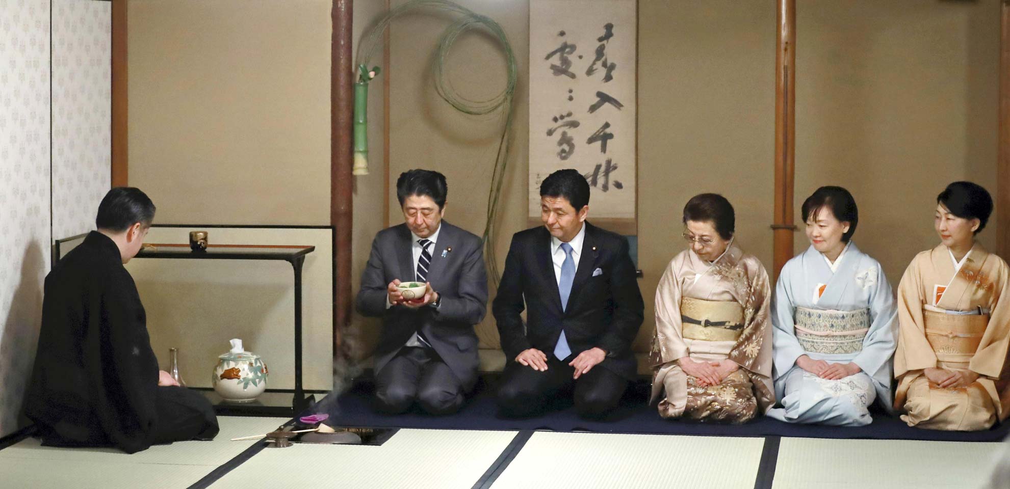 安倍背后的家族政治遗产：一家三首相，控制日本政界80年，反战派祖父成其不愿提起的人
