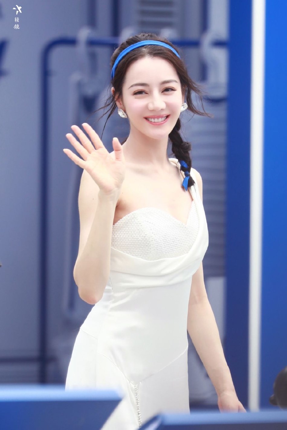 迪丽热巴白裙配蓝色发带编发 清爽迷人美到发光