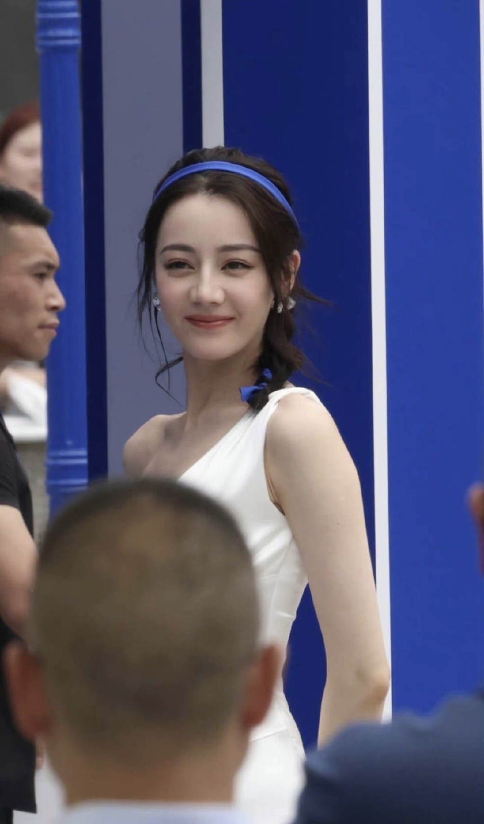 迪丽热巴白裙配蓝色发带编发 清爽迷人美到发光