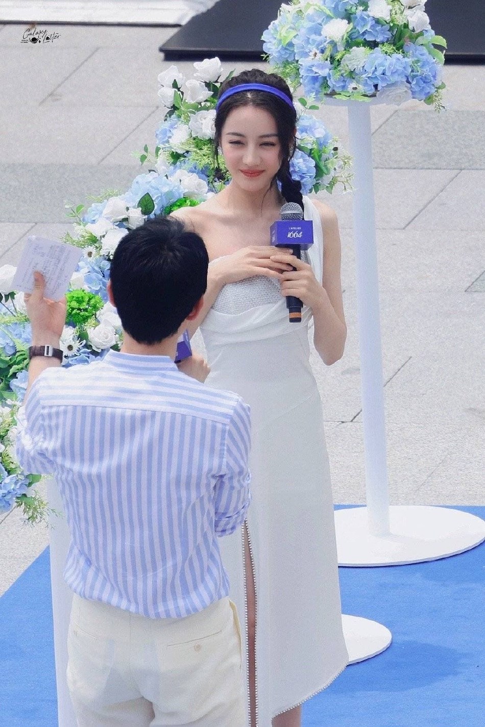 迪丽热巴白裙配蓝色发带编发 清爽迷人美到发光