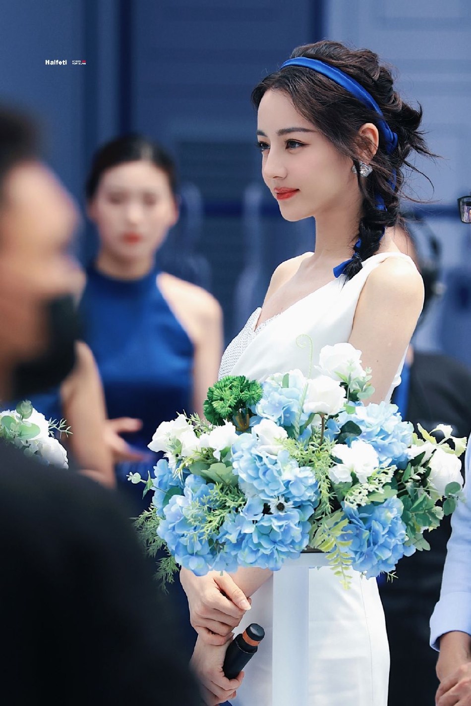 迪丽热巴白裙配蓝色发带编发 清爽迷人美到发光