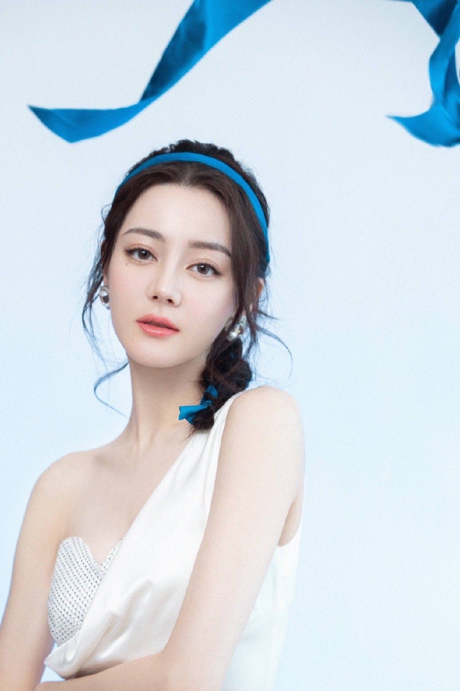 迪丽热巴白裙配蓝色发带编发 清爽迷人美到发光