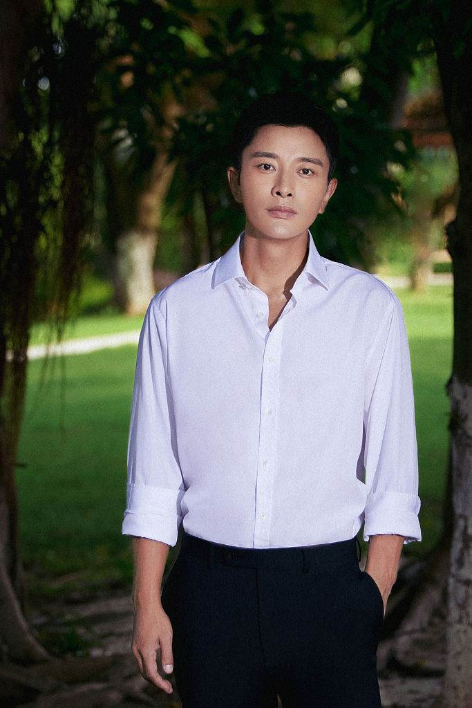 贾乃亮户外林间写真释出 衬衫西裤穿搭走商务风