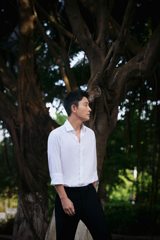 贾乃亮户外林间写真释出 衬衫西裤穿搭走商务风