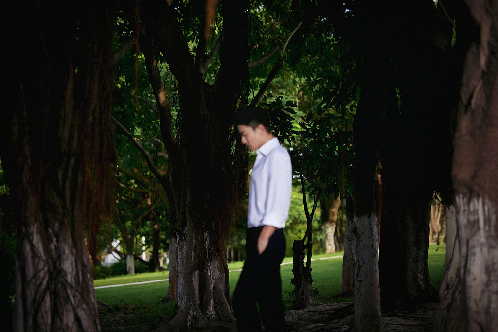 贾乃亮户外林间写真释出 衬衫西裤穿搭走商务风