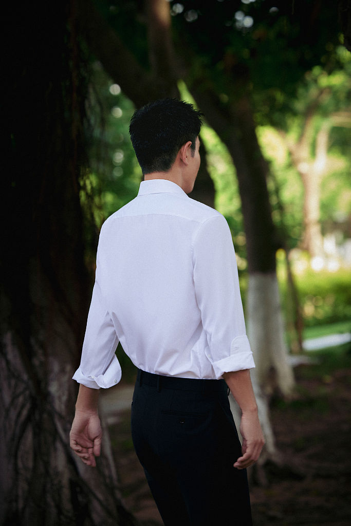 贾乃亮户外林间写真释出 衬衫西裤穿搭走商务风