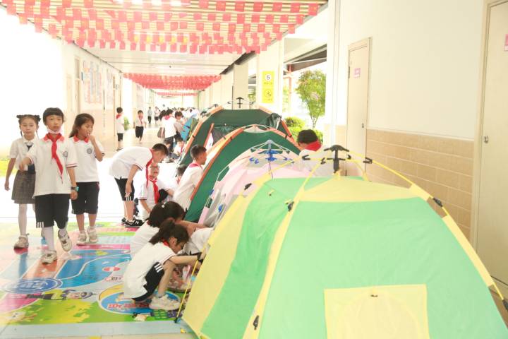 杭州市钱塘区幸福河小学：午休睡进帐篷里(图4)