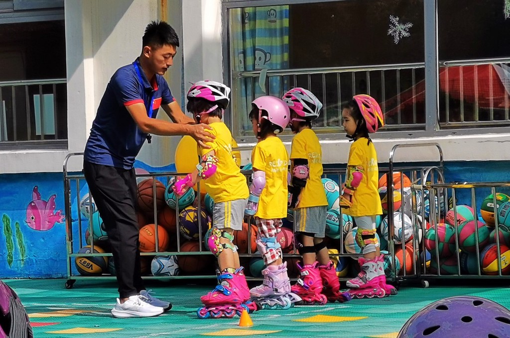 山东青岛：幼儿园小朋友练习轮滑 强身又健体