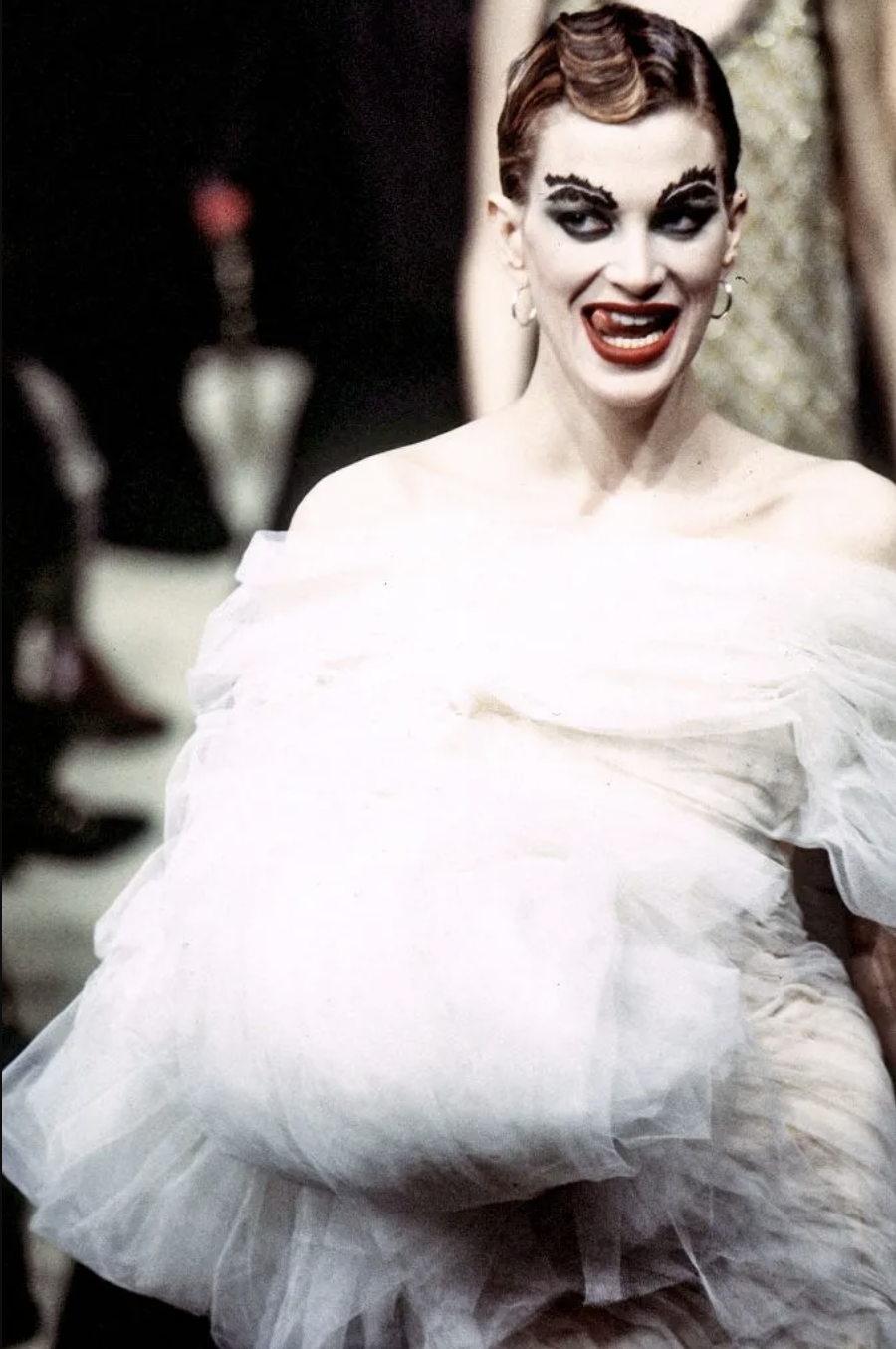 曾被称作“超级丑模”的她，凭什么57岁还能为时尚大牌闭秀？