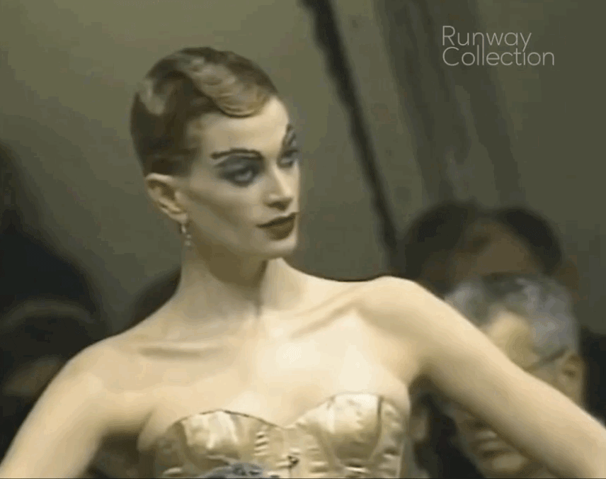 曾被称作“超级丑模”的她，凭什么57岁还能为时尚大牌闭秀？