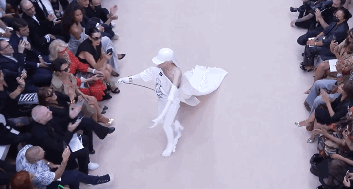 曾被称作“超级丑模”的她，凭什么57岁还能为时尚大牌闭秀？