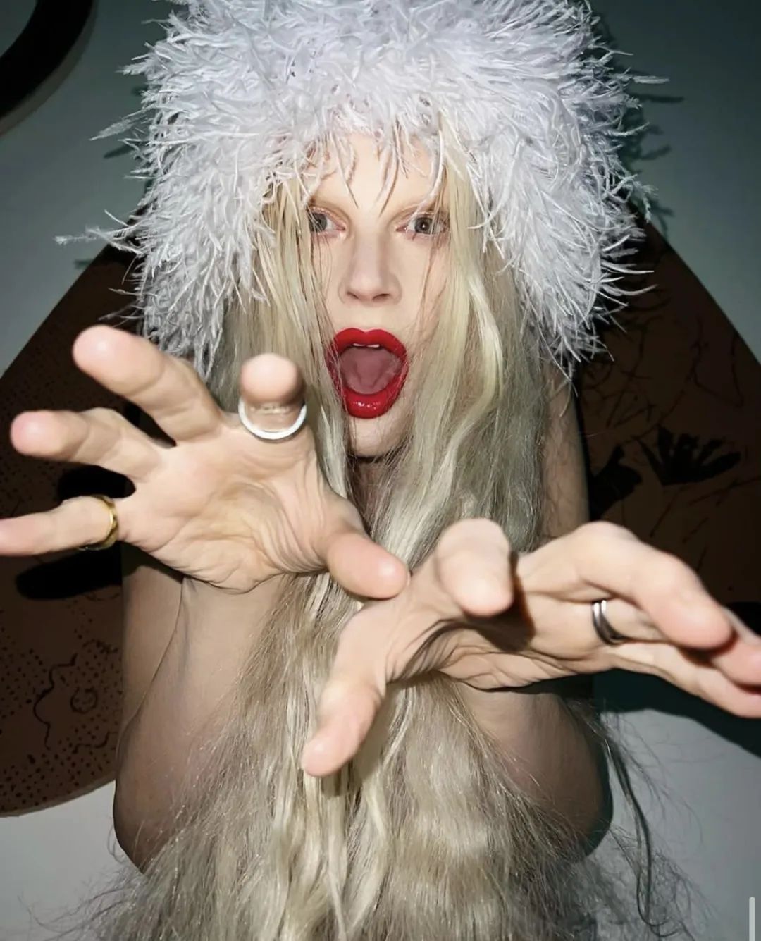 曾被称作“超级丑模”的她，凭什么57岁还能为时尚大牌闭秀？