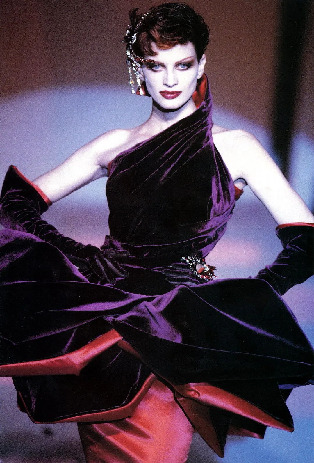 曾被称作“超级丑模”的她，凭什么57岁还能为时尚大牌闭秀？