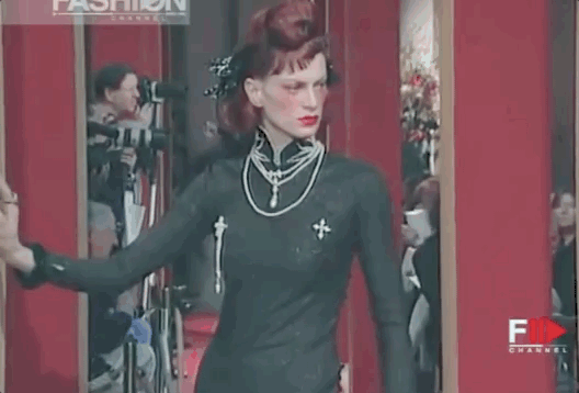 曾被称作“超级丑模”的她，凭什么57岁还能为时尚大牌闭秀？