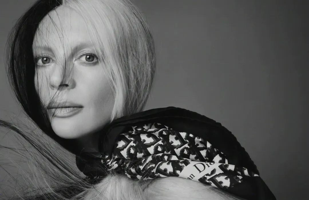 曾被称作“超级丑模”的她，凭什么57岁还能为时尚大牌闭秀？