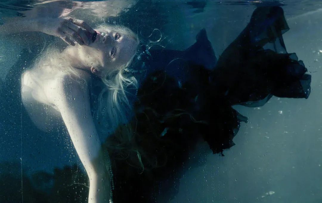 曾被称作“超级丑模”的她，凭什么57岁还能为时尚大牌闭秀？