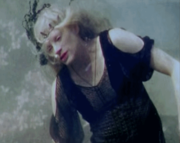 曾被称作“超级丑模”的她，凭什么57岁还能为时尚大牌闭秀？