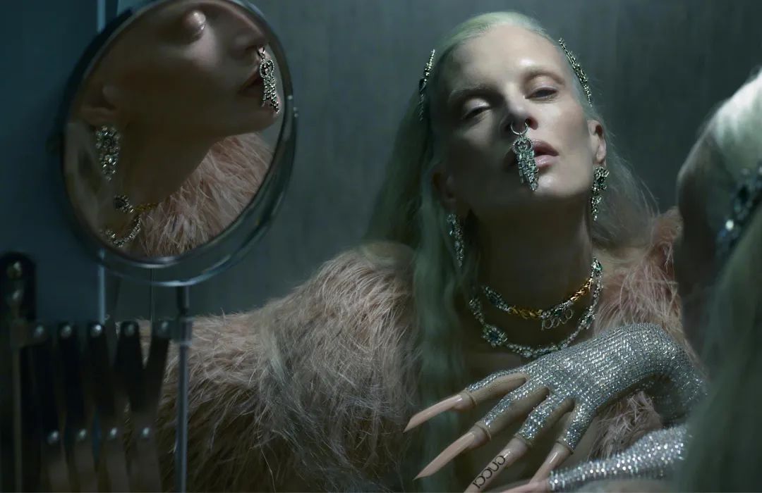 曾被称作“超级丑模”的她，凭什么57岁还能为时尚大牌闭秀？