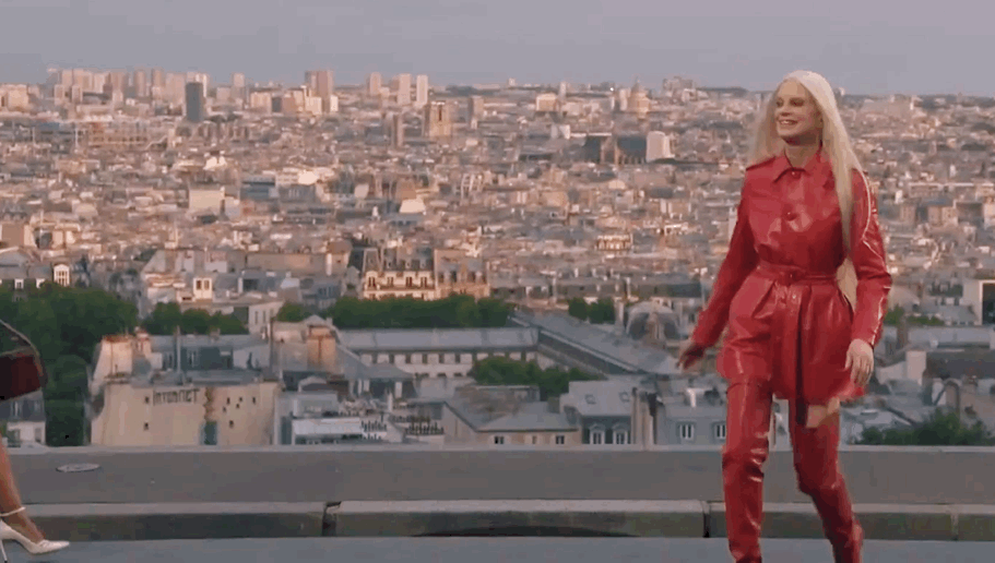 曾被称作“超级丑模”的她，凭什么57岁还能为时尚大牌闭秀？