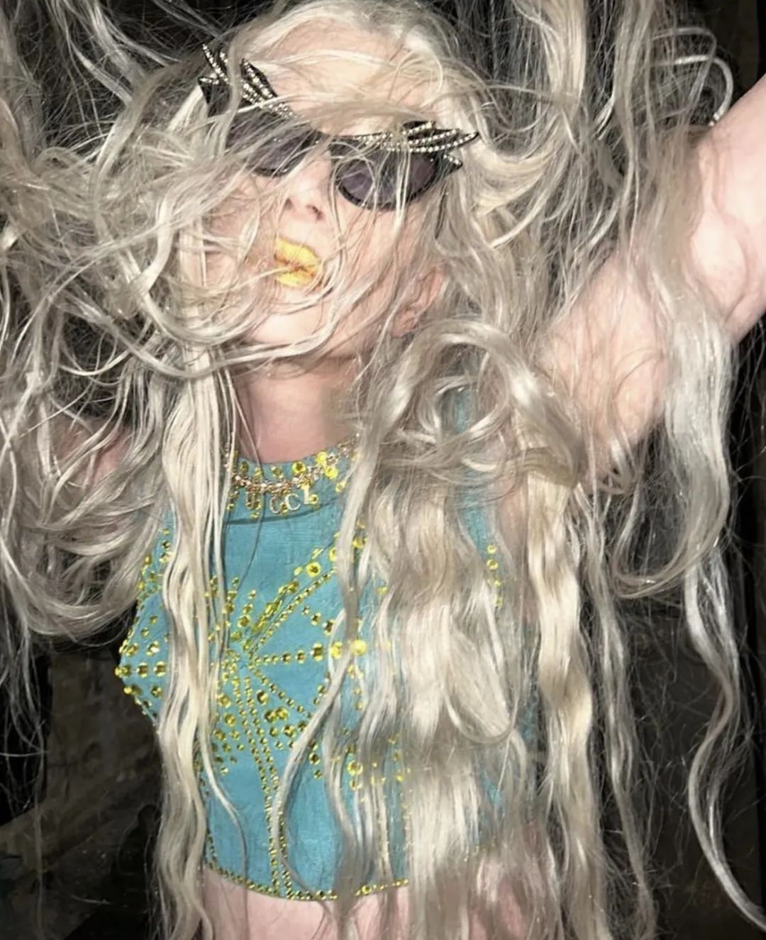 曾被称作“超级丑模”的她，凭什么57岁还能为时尚大牌闭秀？