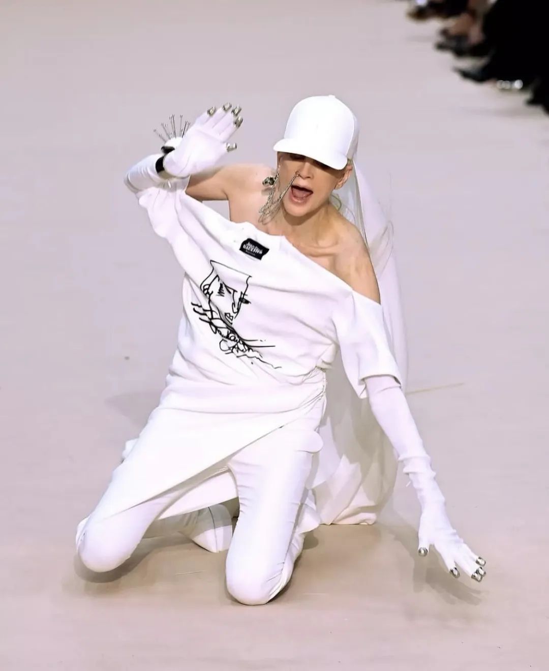 曾被称作“超级丑模”的她，凭什么57岁还能为时尚大牌闭秀？