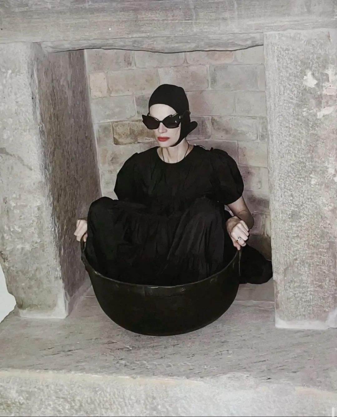 曾被称作“超级丑模”的她，凭什么57岁还能为时尚大牌闭秀？