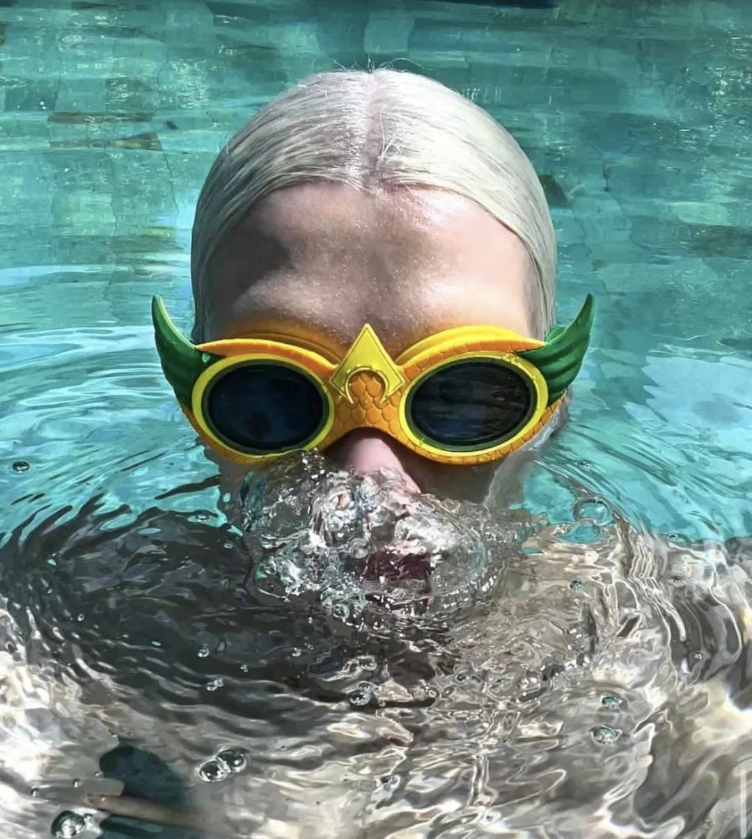 曾被称作“超级丑模”的她，凭什么57岁还能为时尚大牌闭秀？