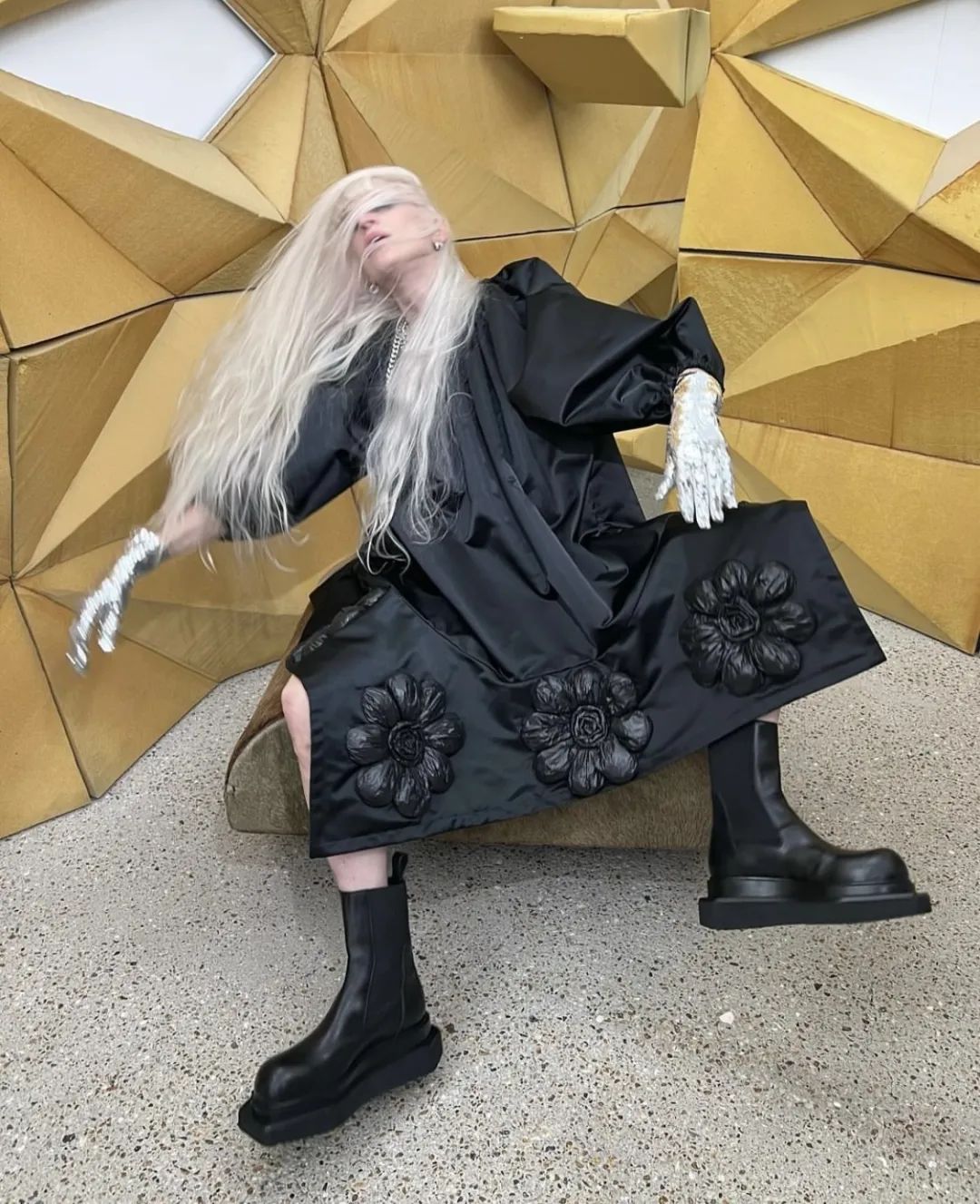 曾被称作“超级丑模”的她，凭什么57岁还能为时尚大牌闭秀？