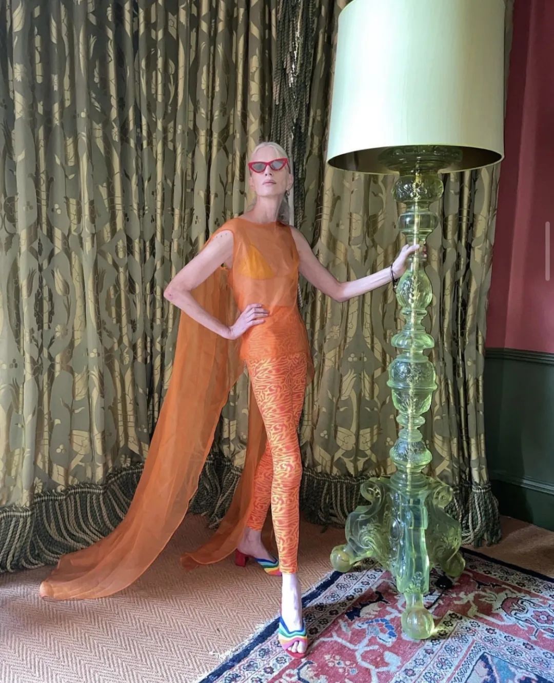 曾被称作“超级丑模”的她，凭什么57岁还能为时尚大牌闭秀？