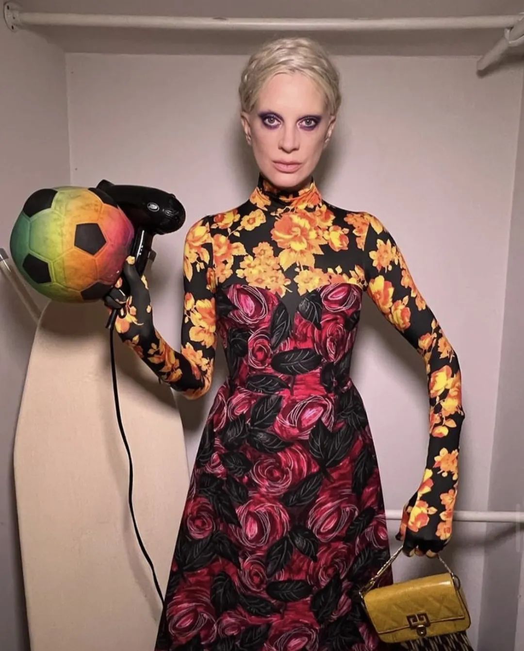 曾被称作“超级丑模”的她，凭什么57岁还能为时尚大牌闭秀？